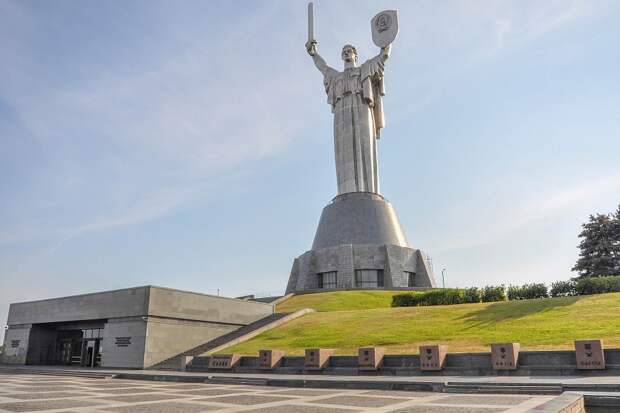 Декоммунизация Родины-матери в Киеве грозит катастрофой