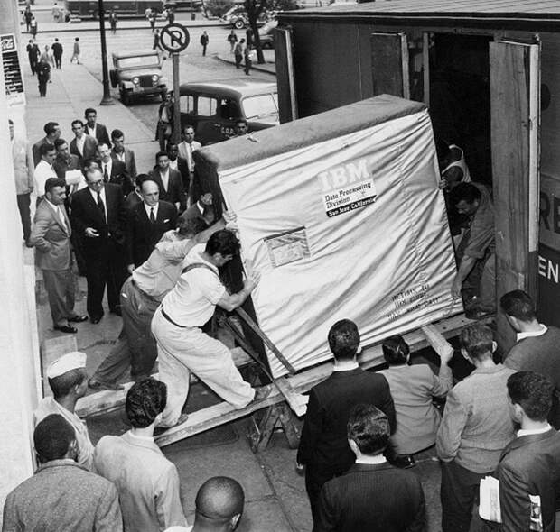 7. Доставка 5-мегабайтного диска от IBM, 1956 год. необычное, удивительные фотографии, фото