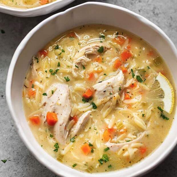 Куриный суп с лимоном и крупой орзо.
