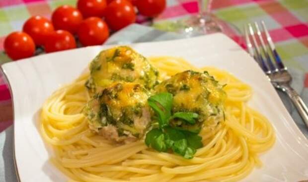 Куриные тефтели с сыром и сливочным соусом в духовке