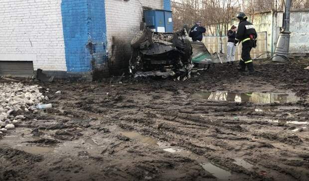 В Москве каршеринговый автомобиль протаранил электроподстанцию (ВИДЕО)