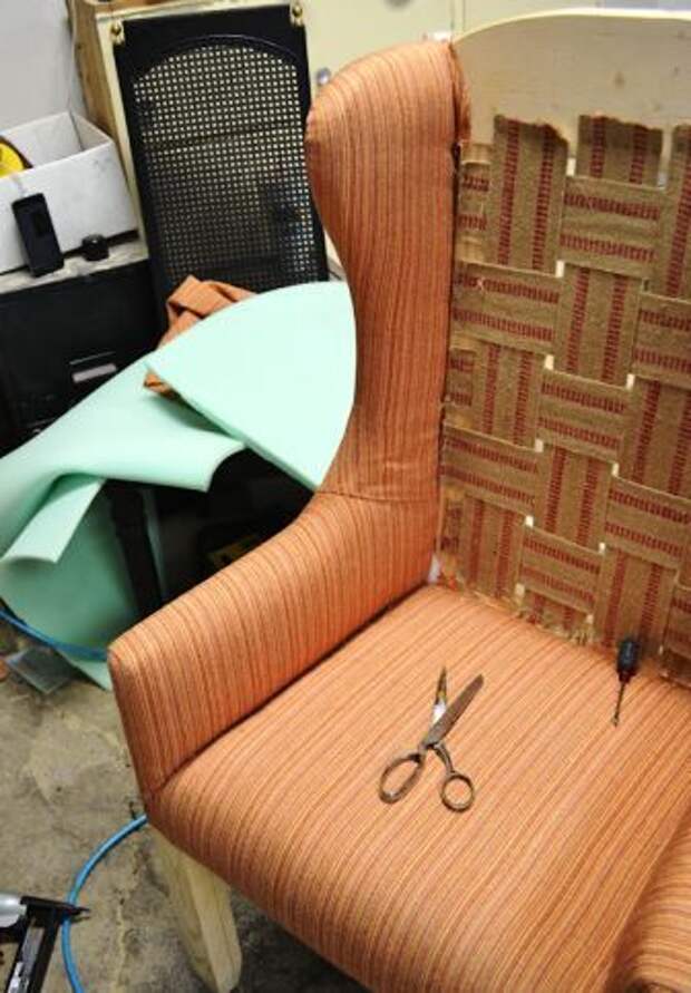 Обшивка тканью боков кресла