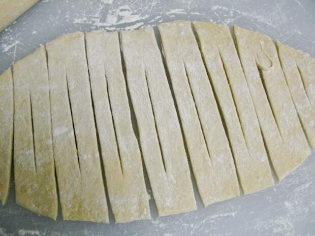раскатываем тесто и нарезаем полоски