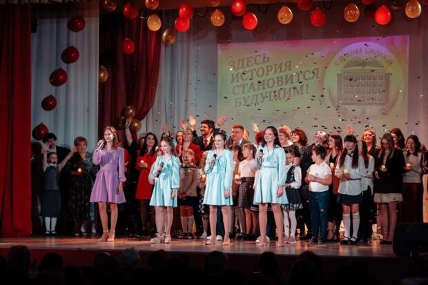 Смоленская школа отметила 65-летний юбилей