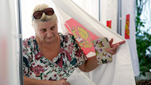 Жительница Симферополя на одном из избирательных участков в единый день голосования. Архивное фото