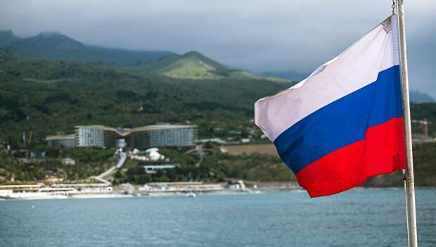 Российский триколор на палубе парусника Херсонес в Крыму. Архивное фото