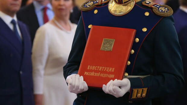 В Екатеринбурге неизвестные примотали макет Конституции скотчем к памятнику