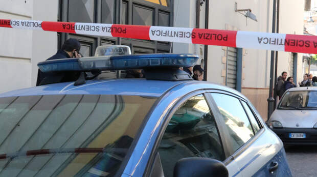 В Италии около десятка человек захватили в заложники в банке