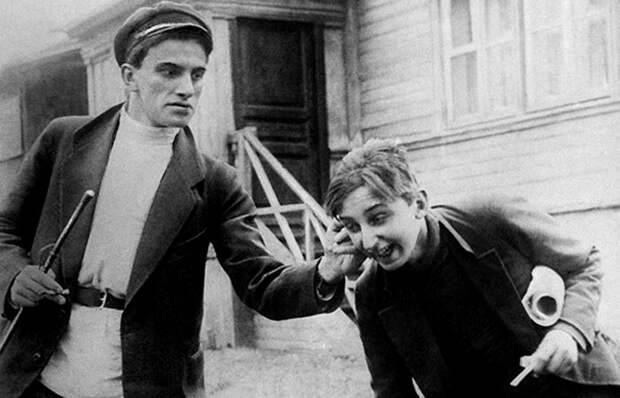 Маяковский в фильме «Барышня и хулиган». Маяковский в фильме «Барышня и хулиган».