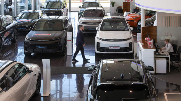 «Автостат»: продажи новых авто в сентябре упали на 18,7% по сравнению с 2024-м