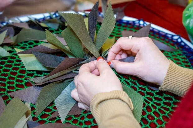 На мастер-классах в парках ЗАО горожане изготавливают вещи для бойцов СВО