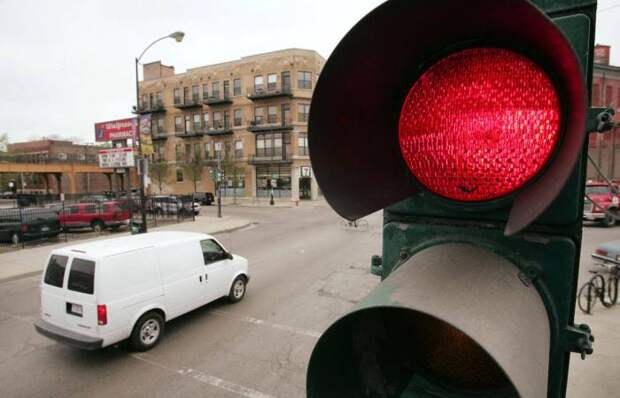 В каких случаях водителю разрешается движение на красный свет