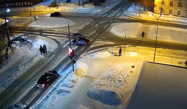 После боя курантов водитель в Петрозаводске улетел в сугроб