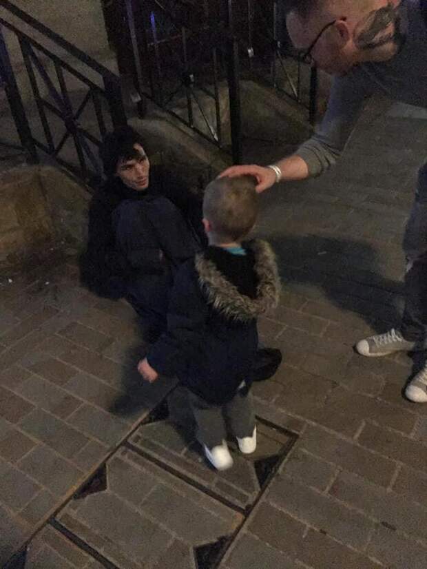 Юный благодетель: 2-летний мальчишка решил помогать бездомным, и родители поддержали его стремление