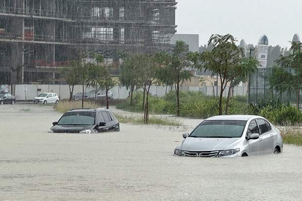 Проливные дожди и ураганный ветер парализуют Дубай