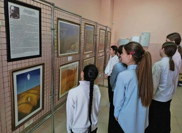 Сотрудники Белгородского музея представили школьникам выставку графики Станислава Косенкова