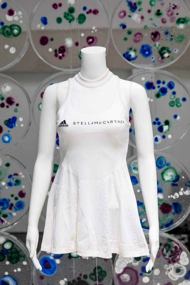 Биоразлагаемое платье Adidas, сшитое из шелка паука