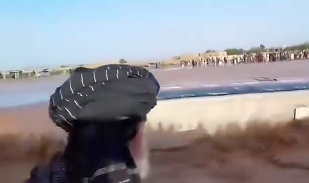 Пассажирский автобус снесло течением воды из-за потопа в Афганистане.