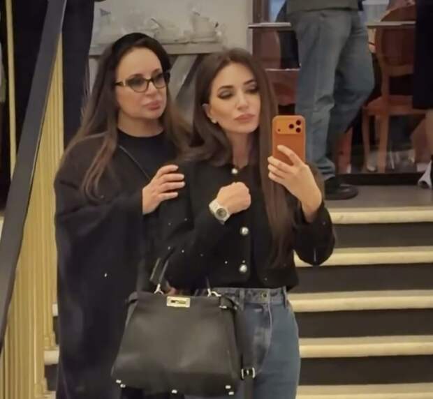 Певица Зара вышла в свет с матерью