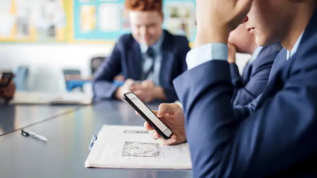 Минпросвещения готовит нормативы для работы школьников с гаджетами