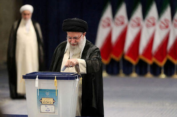 Хаменеи проголосовал на выборах президента Ирана сразу после открытия участков
