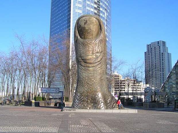 Памятник большой палец - Париж
