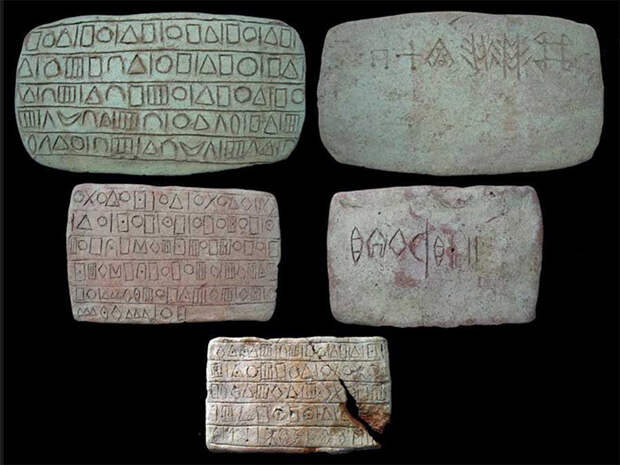 Глиняные таблички имели тексты, написанные в двух системах письма.