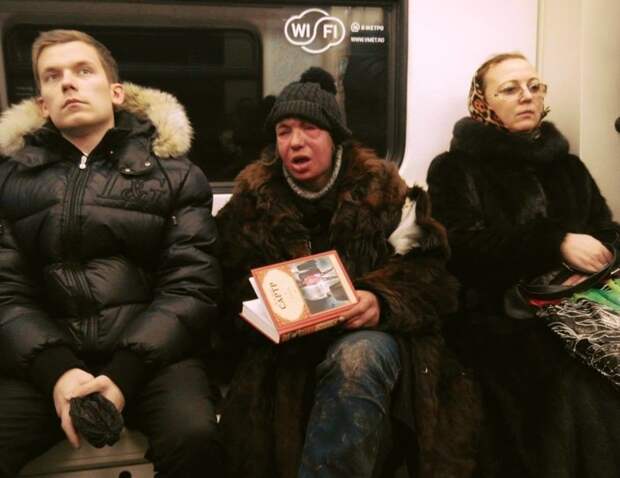 12. Сартр до такой жизни довел в общественном транспорте, книги, люди все еще читают, фото, юмор