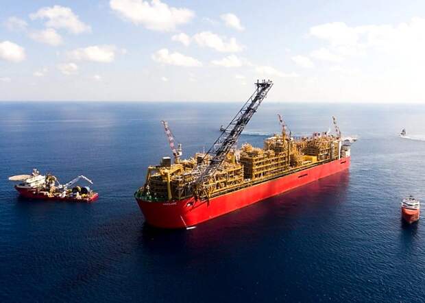 Плавучая платформа по добыче газа - самое большое судно в мире. /Фото: shippingherald.com