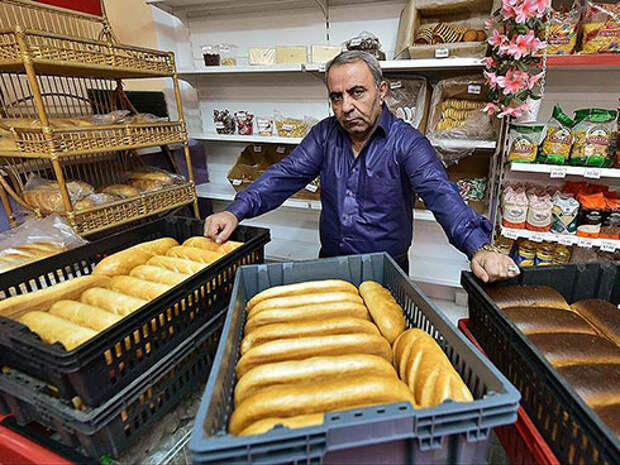 Жители Струнино недовольны владельцем магазина, бесплатно раздающим хлеб