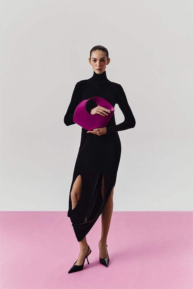 Оригинальный образ с эффектным дизайнерским платьем и яркой сумочкой