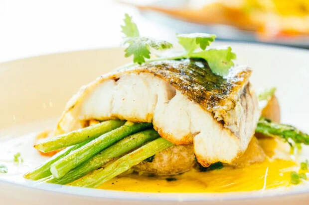 Рыба под луковой шубкой: простой и сочный рецепт