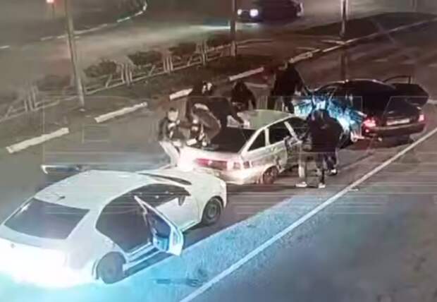 Толпа мужчин заблокировала машину и избила водителя на улице Гагарина в Самаре