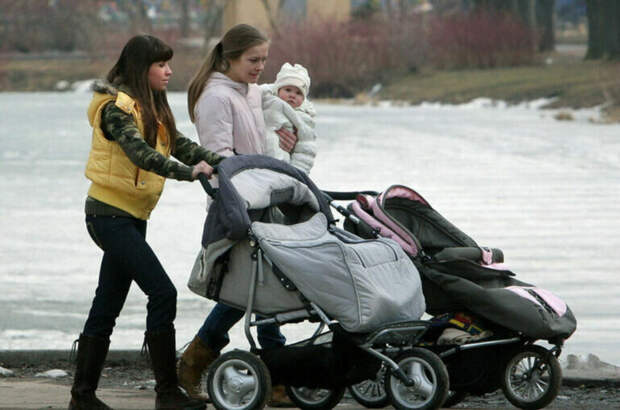 Мамам детей-погодок предложили выплачивать два пособия одновременно