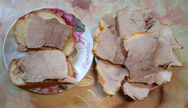 Готовлю мясо на бутерброды без заморочек и быстрый салатик с варёной колбаской.