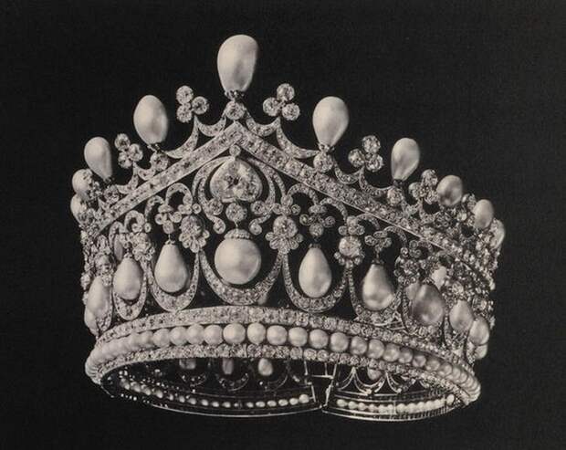 Большая бриллиантовая тиара с жемчугом (1831 или 1833 гг., фото 1922 г.)
