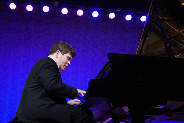 Пианисту Денису Мацуеву прищемило руку