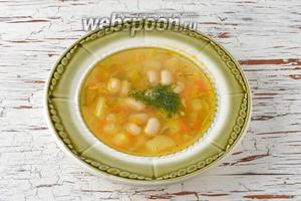 Суп с белой фасолью и свежей капустой готов.
