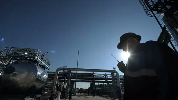 Жители посёлка в Крыму пожаловались на нефтебазу рядом с домами