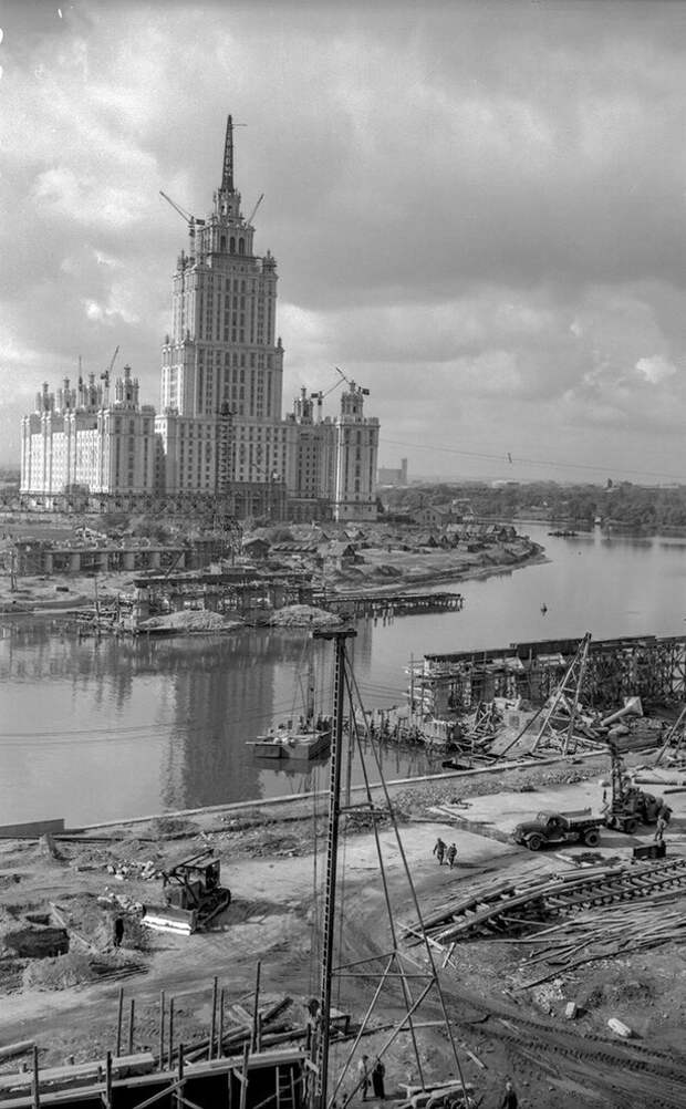 Строительство Новоарбатского моста через Москву-реку, на втором плане строящееся высотное здание гостиницы Украина. Автор А. Устинов, 23 сентября 1955 года.