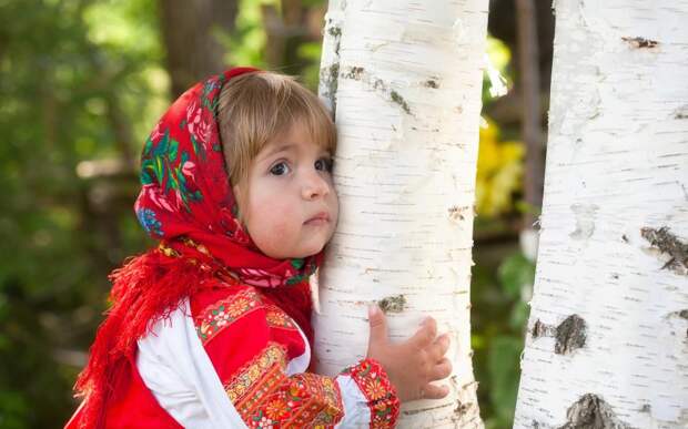 http://www.wallpaperbetter.com/wallpaper/928/57/282/cute-little-girl-hug-a-tree-2K-wallpaper-middle-size.jpg