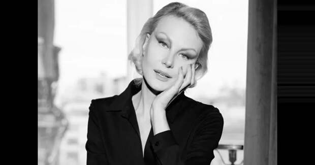 Мысли о возрасте и песня от Земфиры*: Рената Литвинова показала, как празднует 59-летие