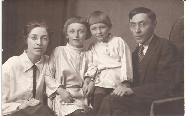 Наталия Дмитриевна Удинцева с племянниками Димой и Глебом и братом Борисом. 1920-е гг.