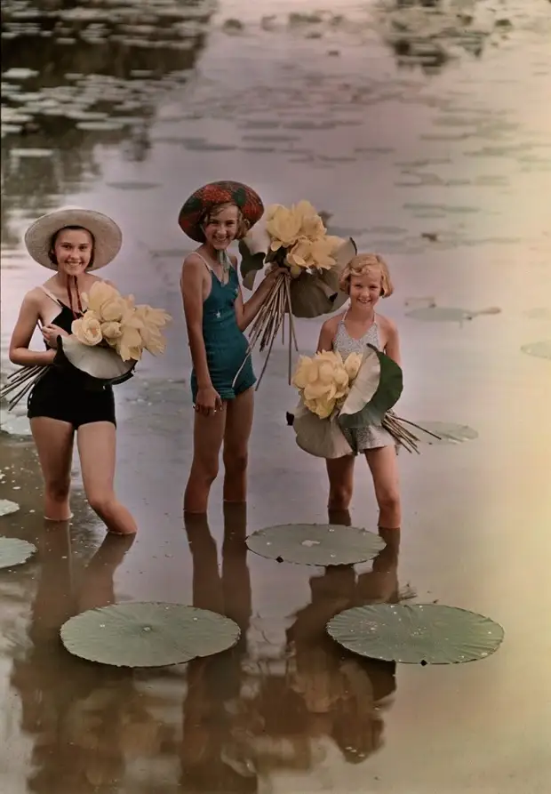 Девочки с букетами американского лотоса. Амана, штат Айова, 1938. Автохром, фотограф Дж. Бэйлор Робертс