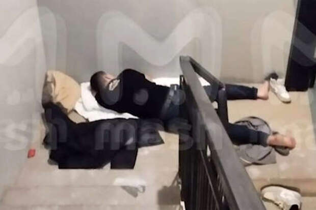 Mash: шоумен из «Дома-2» Иван Синцов полгода жил в подъезде, преследуя жильцов