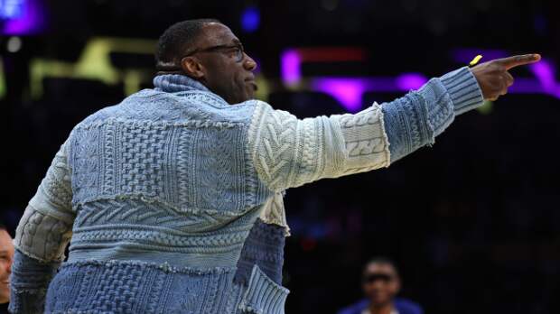 Shannon Sharpe attends a basketball game.