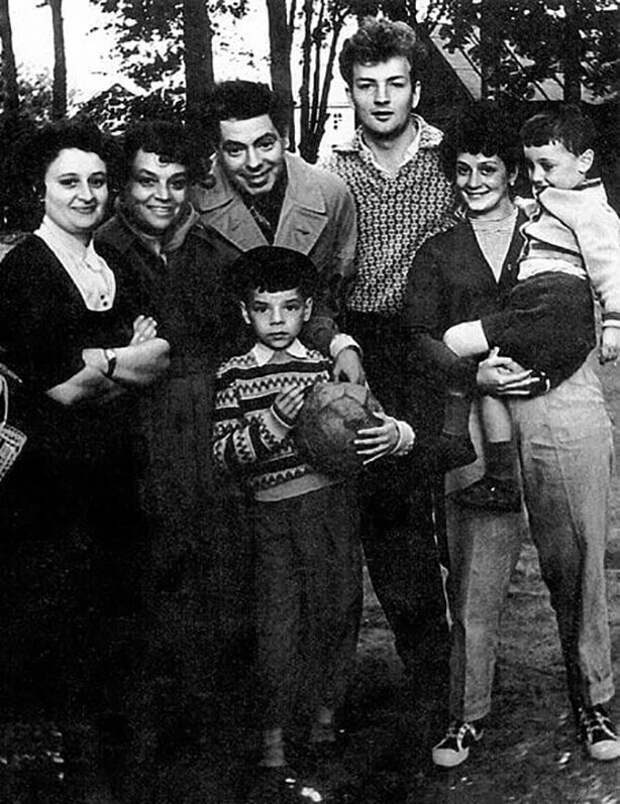 Аркадий Райкин и Михаил Державин со своими семьями