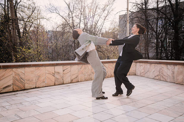 Юлия Хлынина на крыше Театра Моссовета во время съемки серии фестивальной программы BALKON 