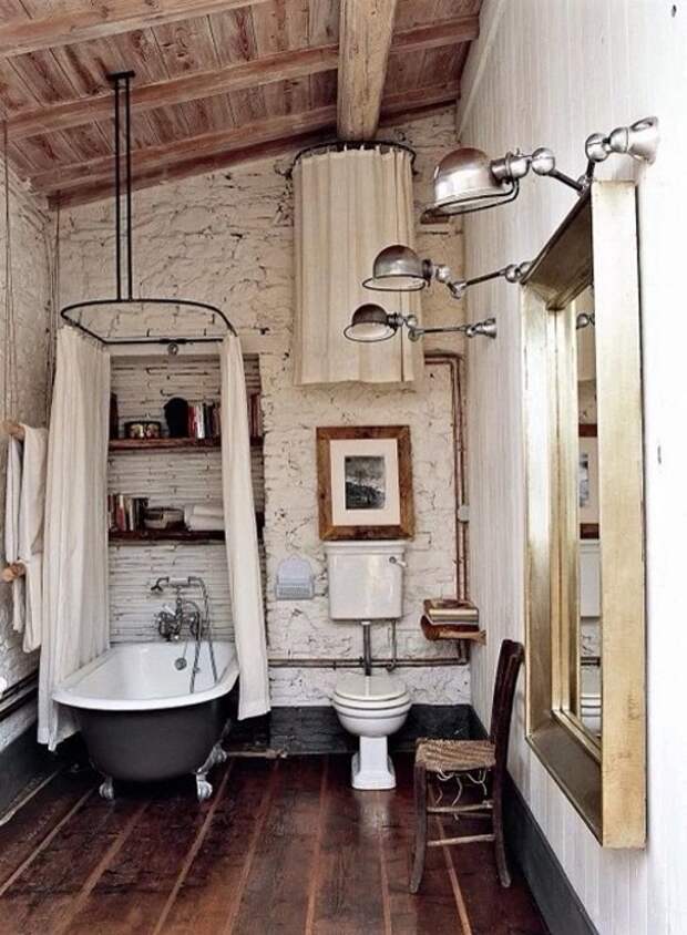 Ванная комната оформлена в деревенском стиле, что создает особенное настроение в комнате такого типа.