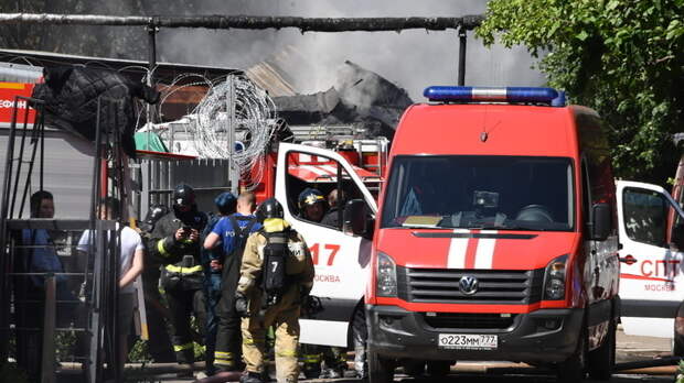 В Самаре 41 человек тушили пожар в заброшенном доме